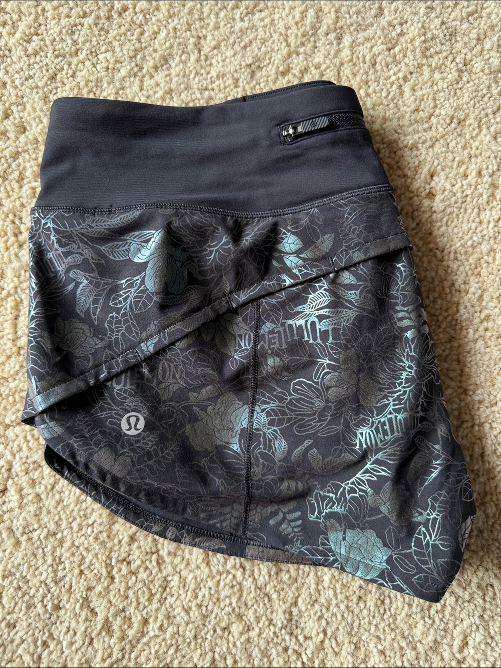 *Like New* Lululemon Speed Shorts | Size 6 - Picture 5 of 5